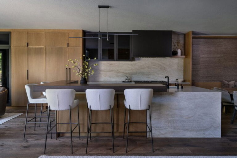 Nuotaikingos virtuvės idėjos: apkabinkite tamsiąją pusę su drąsiu, dramatišku dizainu