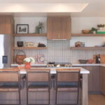 9 nuostabios virtuvės salos sėdimų vietų idėjos kiekvienam stiliui ir erdvei