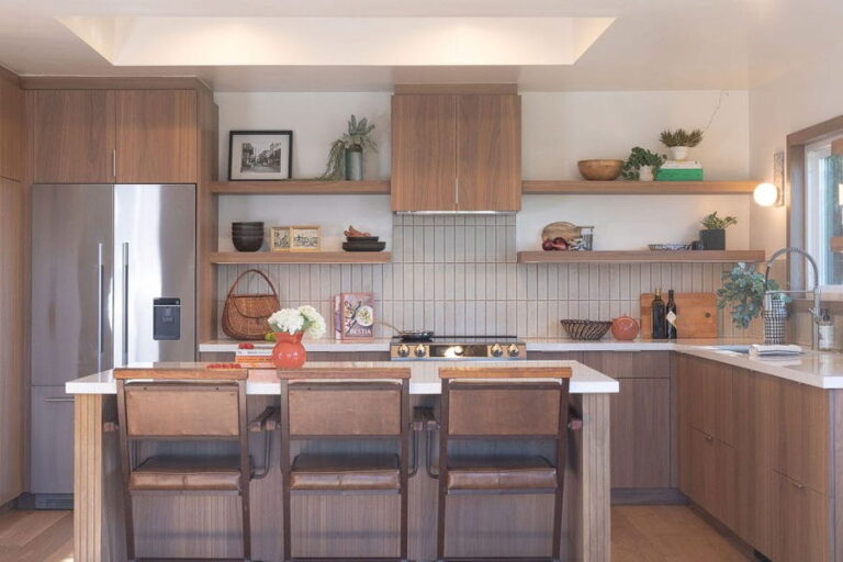 9 nuostabios virtuvės salos sėdimų vietų idėjos kiekvienam stiliui ir erdvei