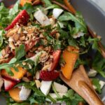 Arugula vištienos salotos